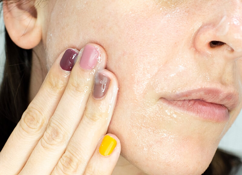 Cómo aplicar la crema facial anti-envejecimiento